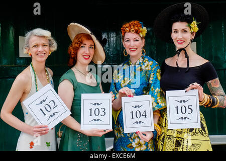 Bedford Square Gardens, Londres. 11 juillet, 2015. Certains de l'élégant 'Ladies' à 'l'Olympiade Chap'. Ils se réjouiront de l'élégant et l'onu-distinctement athletic à ce célèbre "célébration de l'excentricité, de l'ineptie et presse à pantalons de sport immaculée plis' Credit : Gordon 1928/Alamy Live News. Banque D'Images