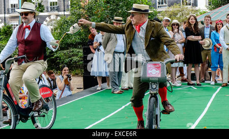 Bedford Square Gardens, Londres. 11 juillet, 2015. Les concurrents participent à la première manifestation de "l'olympiade de Chap' - la poursuite de thé. L'Olympiade est une célébration de l'excentricité, de l'ineptie et presse à pantalons de sport immaculée plis' Credit : Gordon 1928/Alamy Live News. Banque D'Images