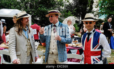 Bedford Square Gardens, Londres. 11 juillet, 2015. Aujourd'hui "l'olympiade de Chap' sera encore une fois la bienvenue et élégant l'onu-distinctement athletic à ce célèbre "célébration de l'excentricité, de l'ineptie et presse à pantalons de sport immaculée plis' Credit : Gordon 1928/Alamy Live News. Banque D'Images