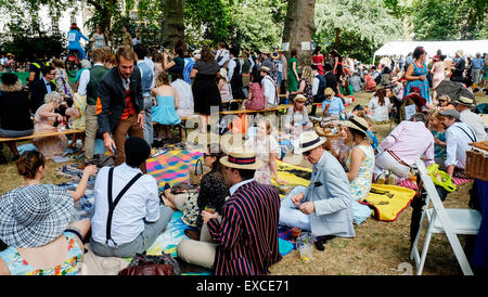 Bedford Square Gardens, Londres. 11 juillet, 2015. Aujourd'hui "l'olympiade de Chap' sera encore une fois la bienvenue et élégant l'onu-distinctement athletic à ce célèbre "célébration de l'excentricité, de l'ineptie et presse à pantalons de sport immaculée plis' Credit : Gordon 1928/Alamy Live News. Banque D'Images