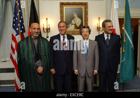 Fichier - un fichier photo datée du 12 septembre 2002 montre alors le président des États-Unis George W. Bush posant pour une photo de groupe avec, de gauche à droite, le président d'Afghanistan Hamid Karzaï, le Premier ministre japonais Junichiro Koizumi et le Ministre des affaires étrangères de l'Arabie saoudite le Prince Saud al-Faisal, à l'hôtel Waldorf-Astoria de New York. Les dirigeants ont annoncé un projet conjoint visant à fournir 180 millions de dollars pour l'amélioration des routes en Afghanistan. Le Prince Saud Bin Faisal bin Abdulaziz Al Saud est décédé de causes non divulgué le Jeudi, Juillet 9, 2015. Crédit obligatoire : Eric Draper - White House via CNP - AUCUN FIL SERVICE - Banque D'Images