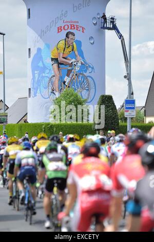 Rennes, France. 11 juillet, 2015. Tour de France en vélo, l'étape 8. Rennes à Mur de Bretagne. Une photo du peloton passant un hommage à Louison Bobet : Action Crédit Plus Sport/Alamy Live News Banque D'Images