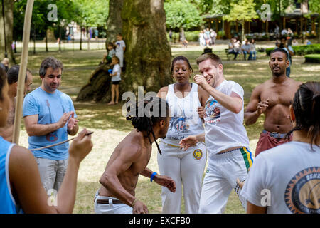 Russell Square Gardens, Londres. 11 juillet, 2015. Le temps chaud à Londres a fourni l'occasion parfaite pour les exposants de la Capoeira pour effectuer leur art maréchal à Russell Square Gardens aujourd'hui. © Gordon 1928/Alamy Live News. Banque D'Images