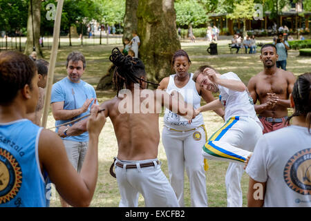 Russell Square Gardens, Londres. 11 juillet, 2015. Le temps chaud à Londres a fourni l'occasion parfaite pour les exposants de la Capoeira pour effectuer leur art maréchal à Russell Square Gardens aujourd'hui. © Gordon 1928/Alamy Live News. Banque D'Images