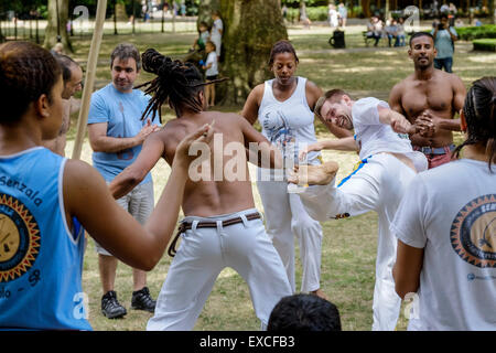 Russell Square Gardens, Londres. 11 juillet, 2015. Le temps chaud à Londres a fourni l'occasion parfaite pour les exposants de la Capoeira pour effectuer leur art maréchal à Russell Square Gardens aujourd'hui. Credit : Gordon 1928/Alamy Live News. Banque D'Images