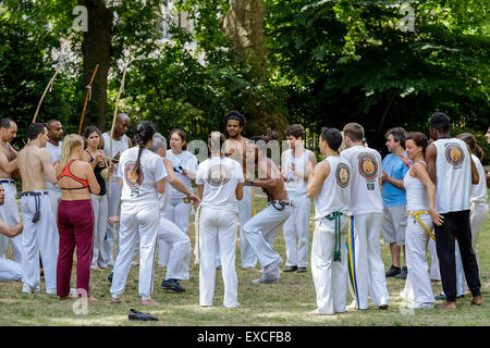 Russell Square Gardens, Londres. 11 juillet, 2015. Le temps chaud à Londres a fourni l'occasion parfaite pour les exposants de la Capoeira pour effectuer leur art maréchal à Russell Square Gardens aujourd'hui. Credit : Gordon 1928/Alamy Live News. Banque D'Images