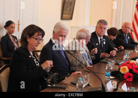 Sarajevo, Bosnie-et-Herzégovine. 11 juillet, 2015. L'ancien président américain Bill Clinton assiste à la réunion avec la présidence tripartite à Sarajevo, Bosnie-et-Herzégovine. Clinton est arrivé plus tôt aujourd'hui à Srebrenica pour rendre hommage aux victimes du génocide qui s'est passé au cours de sa présidence de l'USA. Credit : Jasmin Brutus/Alamy Live News Banque D'Images