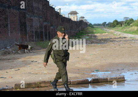 Santa Cruz, Bolivie. 09 juillet, 2015. Un agent de police promenades le long des murs extérieurs de l'infâme prison Palmasola à Santa Cruz, Bolivie, 09 juillet 2015. Photo : Georg Ismar/dpa/Alamy Live News Banque D'Images