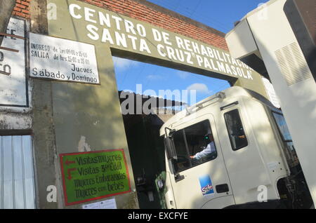 Santa Cruz, Bolivie. 09 juillet, 2015. Un camion passe la porte à l'infâme prison Palmasola à Santa Cruz, Bolivie, 09 juillet 2015. Photo : Georg Ismar/dpa/Alamy Live News Banque D'Images