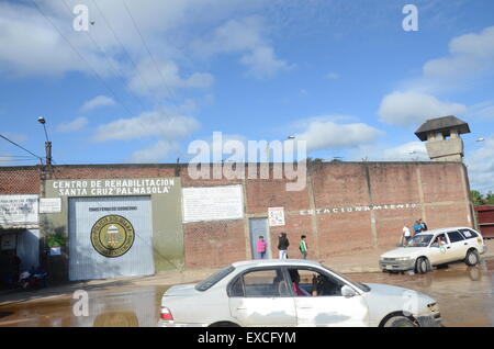 Santa Cruz, Bolivie. 09 juillet, 2015. Les voitures sont garées en face de l'infâme prison Palmasola à Santa Cruz, Bolivie, 09 juillet 2015. Photo : Georg Ismar/dpa/Alamy Live News Banque D'Images