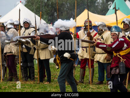 Tewkesbury, Gloucestershire, Royaume-Uni 11 Juillet 2015. Tewkesbury Fête médiévale. Arquibusiers tirant leurs armes. Crédit : Ian Thwaites/Alamy Live News Banque D'Images