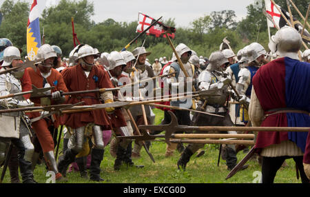 Tewkesbury, Gloucestershire, Royaume-Uni 11 Juillet 2015. Tewkesbury Fête médiévale. Billmen Crédit : combats Ian Thwaites/Alamy Live News Banque D'Images