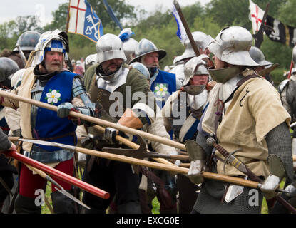 Tewkesbury, Gloucestershire, Royaume-Uni 11 Juillet 2015. Tewkesbury Fête médiévale. Billmen combats et une mêlée s'ensuit. Crédit : Ian Thwaites/Alamy Live News Banque D'Images