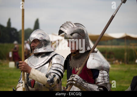 Tewkesbury, Gloucestershire, Royaume-Uni 11 Juillet 2015. Tewkesbury Fête médiévale. Les hommes d'armes sur leur façon de bataille Crédit : Ian Thwaites/Alamy Live News Banque D'Images