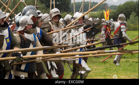 Tewkesbury, Gloucestershire, Royaume-Uni 11 Juillet 2015. Tewkesbury Fête médiévale. Billmen avance Crédit : Ian Thwaites/Alamy Live News Banque D'Images