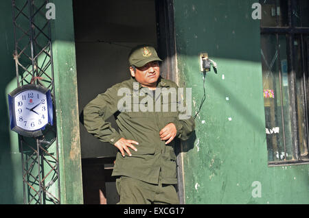 Santa Cruz, Bolivie. 09 juillet, 2015. Un agent de police garde l'entrée à l'infâme prison Palmasola à Santa Cruz, Bolivie, 09 juillet 2015. Photo : Georg Ismar/dpa/Alamy Live News Banque D'Images