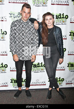 Bala Cynwyd, Pennsylvania, USA. 10 juillet, 2015. (L à R) Alex et Lyndsey Babinski Gunn 'Lynn' Gunnulfsen de rock alternatif américain PVRIS posent à Radio 145,5 millions aujourd''s Performance Theatre le 10 juillet 2015 à Bala Cynwyd, Pennsylvania, United States. Crédit : Paul Froggatt/Alamy Live News Banque D'Images