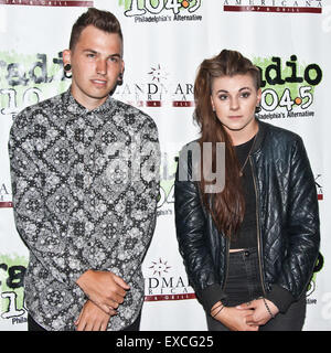 Bala Cynwyd, Pennsylvania, USA. 10 juillet, 2015. (L à R) Alex et Lyndsey Babinski Gunn 'Lynn' Gunnulfsen de rock alternatif américain PVRIS posent à Radio 145,5 millions aujourd''s Performance Theatre le 10 juillet 2015 à Bala Cynwyd, Pennsylvania, United States. Crédit : Paul Froggatt/Alamy Live News Banque D'Images