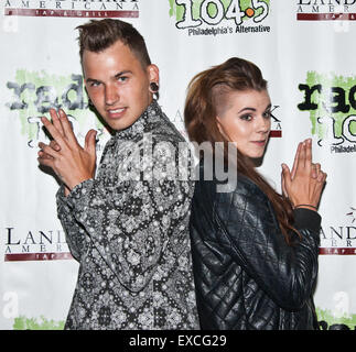 Bala Cynwyd, Pennsylvania, USA. 10 juillet, 2015. (L à R) Alex et Lyndsey Babinski Gunn 'Lynn' Gunnulfsen de rock alternatif américain PVRIS posent à Radio 145,5 millions aujourd''s Performance Theatre le 10 juillet 2015 à Bala Cynwyd, Pennsylvania, United States. Crédit : Paul Froggatt/Alamy Live News Banque D'Images