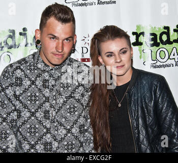 Bala Cynwyd, Pennsylvania, USA. 10 juillet, 2015. (L à R) Alex et Lyndsey Babinski Gunn 'Lynn' Gunnulfsen de rock alternatif américain PVRIS posent à Radio 145,5 millions aujourd''s Performance Theatre le 10 juillet 2015 à Bala Cynwyd, Pennsylvania, United States. Crédit : Paul Froggatt/Alamy Live News Banque D'Images