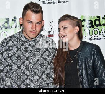 Bala Cynwyd, Pennsylvania, USA. 10 juillet, 2015. (L à R) Alex et Lyndsey Babinski Gunn 'Lynn' Gunnulfsen de rock alternatif américain PVRIS posent à Radio 145,5 millions aujourd''s Performance Theatre le 10 juillet 2015 à Bala Cynwyd, Pennsylvania, United States. Crédit : Paul Froggatt/Alamy Live News Banque D'Images