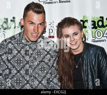 Bala Cynwyd, Pennsylvania, USA. 10 juillet, 2015. (L à R) Alex et Lyndsey Babinski Gunn 'Lynn' Gunnulfsen de rock alternatif américain PVRIS posent à Radio 145,5 millions aujourd''s Performance Theatre le 10 juillet 2015 à Bala Cynwyd, Pennsylvania, United States. Crédit : Paul Froggatt/Alamy Live News Banque D'Images