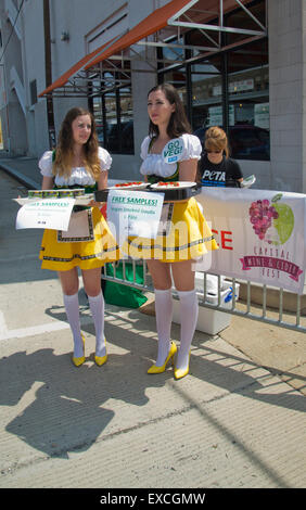 Washington DC, USA. 11 juillet, 2015. PETA (People for the Ethical Treatment of Animals) stades une protestation au Capital DC de vin et de cidre Festival à Washington DC. Crédit photo : Patsy Lynch/Alamy Live News Banque D'Images