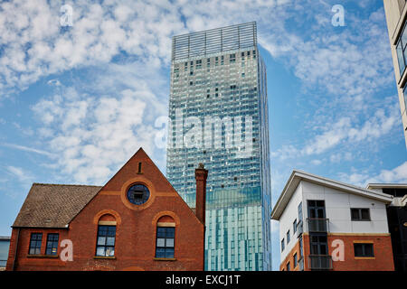 Gratte-ciel emblématique Beetham Tower conçu par Ian Simpson encadrée par l'ancienne usine de brique de nuit Promenade Architecture Développement Banque D'Images