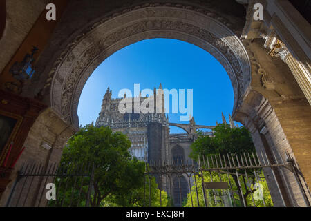 Entrée impressionnante à la cathédrale de La Giralda de Séville, Espagne Banque D'Images