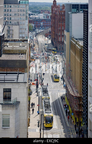 Mosley Street montrant le lien de métro et trams bâtiments forme ci-dessus qui montre le travail sur le deuxième passage au St Peters Square U Banque D'Images