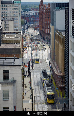 Mosley Street montrant le lien de métro et trams bâtiments forme ci-dessus qui montre le travail sur le deuxième passage au St Peters Square U Banque D'Images