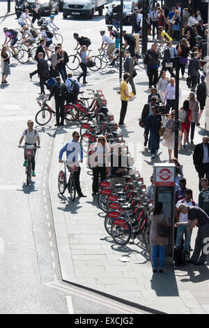 Files d'attente pour louer des vélos Boris marque Santander Londres lors de la London Underground tube strike Banque D'Images