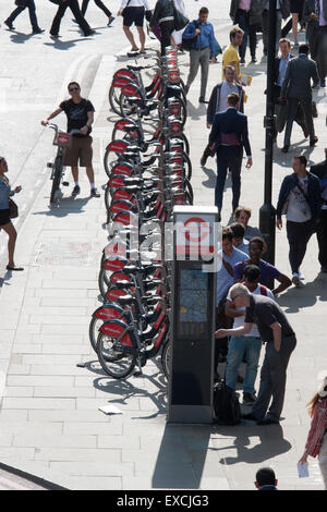 Files d'attente pour louer des vélos Boris marque Santander Londres lors de la London Underground tube strike Banque D'Images