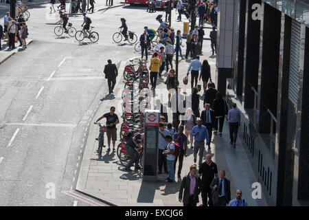 Files d'attente pour louer des vélos Boris marque Santander Londres lors de la London Underground tube strike Banque D'Images