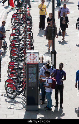 Files d'attente pour louer des vélos Boris marque Santander Londres lors de la London Underground tube strike Banque D'Images