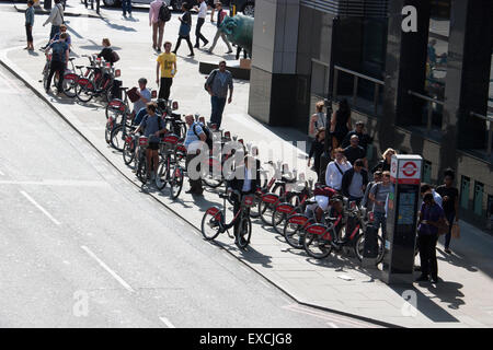 Files d'attente pour louer des vélos Boris marque Santander Londres lors de la London Underground tube strike Banque D'Images