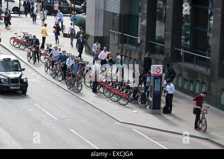 Files d'attente pour louer des vélos Boris marque Santander Londres lors de la London Underground tube strike Banque D'Images