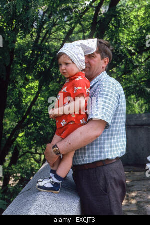 Kiev, Ukraine. 12 Juin, 1989. Un père tient son petit enfant dans un parc à Kiev, la capitale de l'Ukraine. © Arnold Drapkin/ZUMA/Alamy Fil Live News Banque D'Images