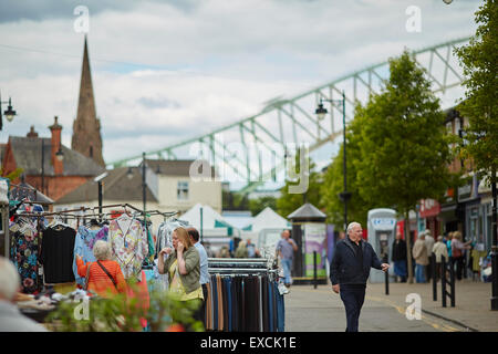 Runcorn est une ville industrielle et port du fret à Halton, Cheshire, Royaume-Uni. En photo les commerçants des marchés dans le centre-ville UK Grand t0 Banque D'Images