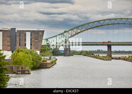 Runcorn est une ville industrielle et port du fret à Halton, Cheshire, Royaume-Uni. En photo le Silver Jubilee Bridge ou Runcorn Bridge cros Banque D'Images