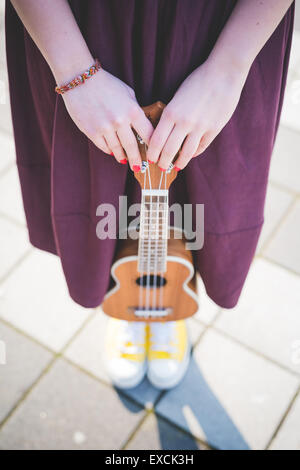Close up of woman hands holding ukulele instrument de musique Banque D'Images