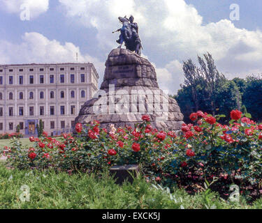 Kiev, Ukraine. 12 Juin, 1989. Une statue équestre de Bohdan Khmelnytsky à Kiev. Le17e siècle chef cosaque ukrainien est considéré comme un héros national qui a mené un soulèvement qui a abouti à la création d'un état cosaque ukrainien. © Arnold Drapkin/ZUMA/Alamy Fil Live News Banque D'Images