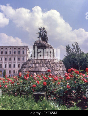 Kiev, Ukraine. 12 Juin, 1989. Une statue équestre de Bohdan Khmelnytsky à Kiev. Le17e siècle chef cosaque ukrainien est considéré comme un héros national qui a mené un soulèvement qui a abouti à la création d'un état cosaque ukrainien. © Arnold Drapkin/ZUMA/Alamy Fil Live News Banque D'Images