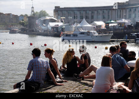 La fumée des 'Grillestock" remplit l'air tandis que les gens se détendre et profiter du soleil à l'Arnolfini à Bristol, Royaume Uni Banque D'Images