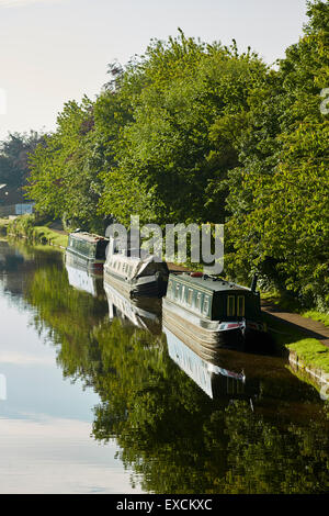 Morings sur le Trent et Mersey Canal près de l'ascenseur à l'Anderton est un ascenseur à caisson deux près du village d'Anderton, Banque D'Images