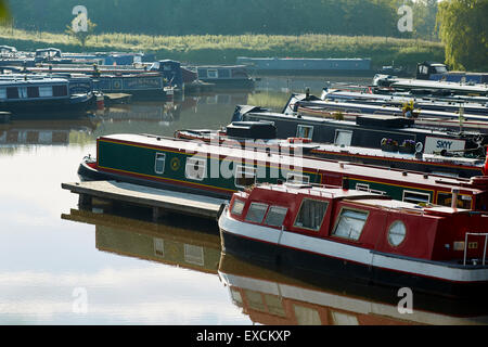 Morings sur le Trent et Mersey Canal près de l'ascenseur à l'Anderton est un ascenseur à caisson deux près du village d'Anderton, Banque D'Images