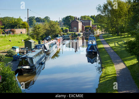 Morings sur le Trent et Mersey Canal près de l'ascenseur à l'Anderton est un ascenseur à caisson deux près du village d'Anderton, Banque D'Images