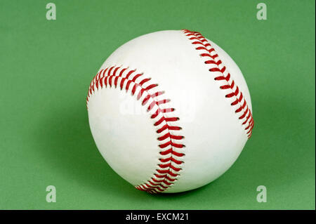 Close up Baseball sur fond vert Banque D'Images