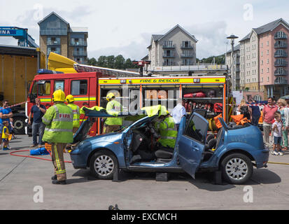 D'Incendie et de secours d'avon la démonstration d'un sauvetage à partir d'une voiture en panne Banque D'Images