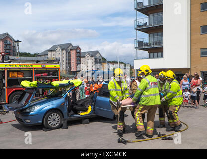 D'Incendie et de secours d'avon la démonstration d'un sauvetage à partir d'une voiture en panne Banque D'Images